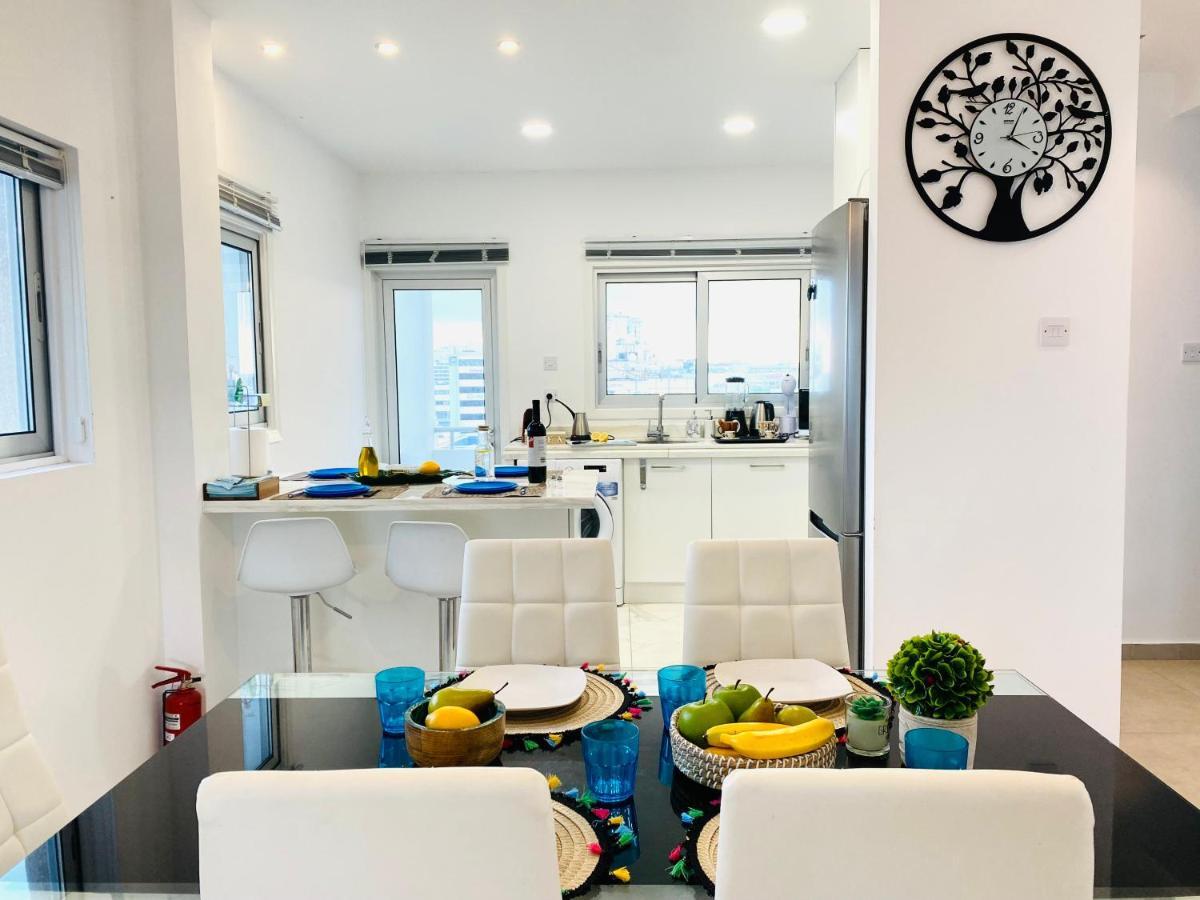 Апартаменты Panoramic Seaside Getaway, 2-Br Penthouse Ларнака Экстерьер фото